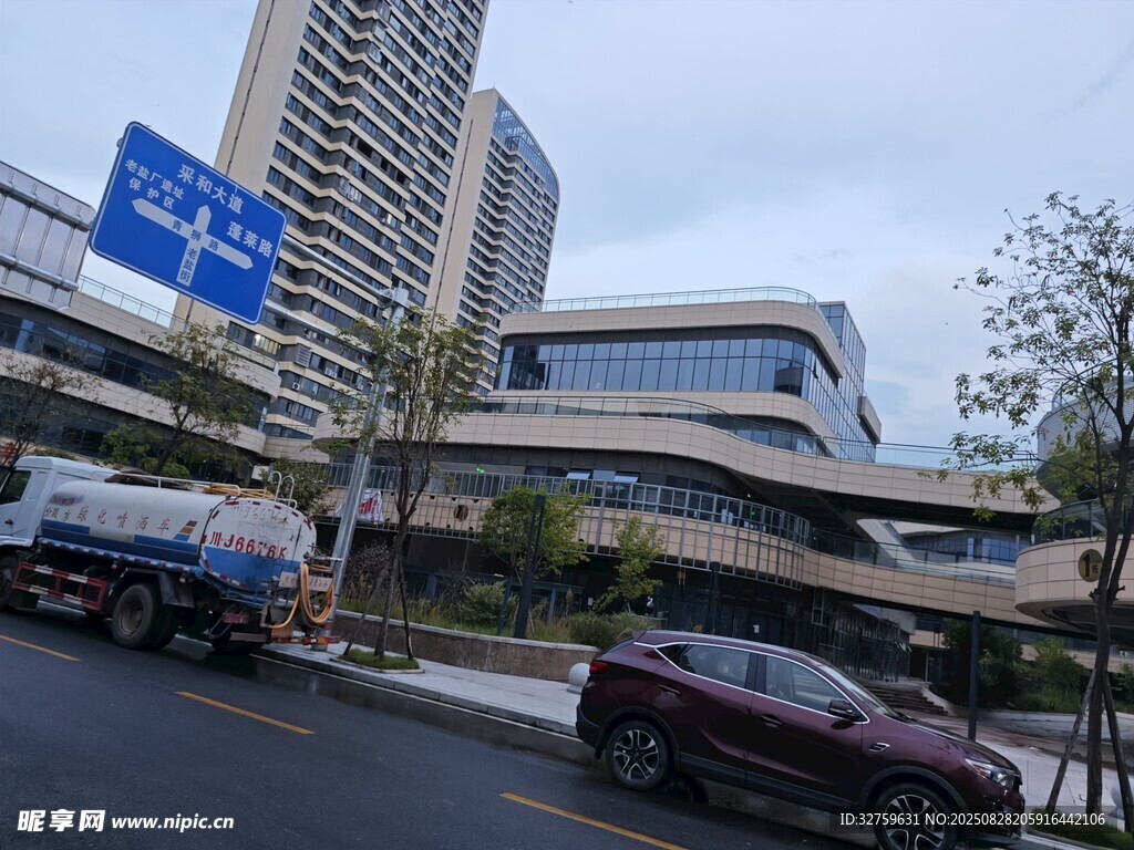 城市街道旁的现代建筑