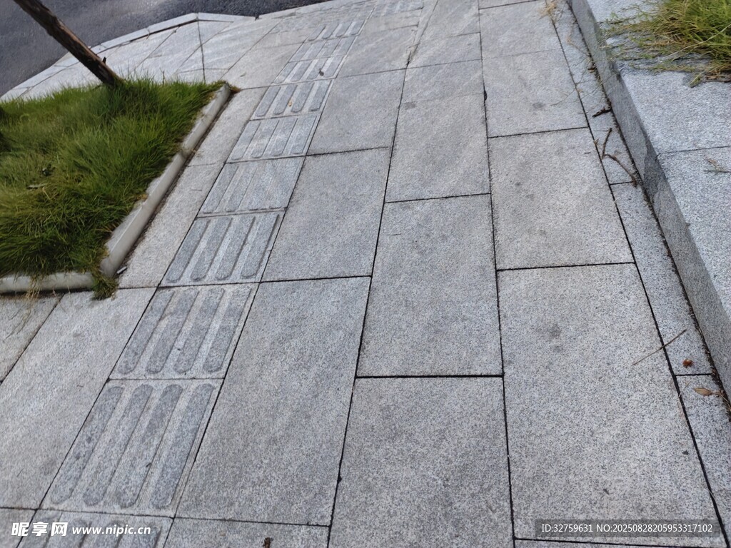 灰色石板铺就的整洁步道