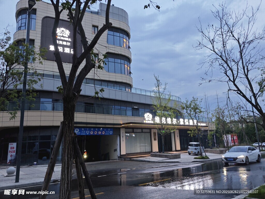 城市街边的多层商业建筑