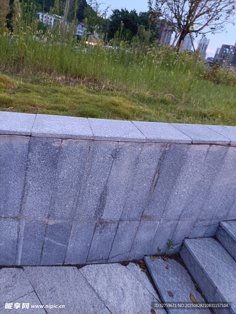户外石砌台阶与绿植景观