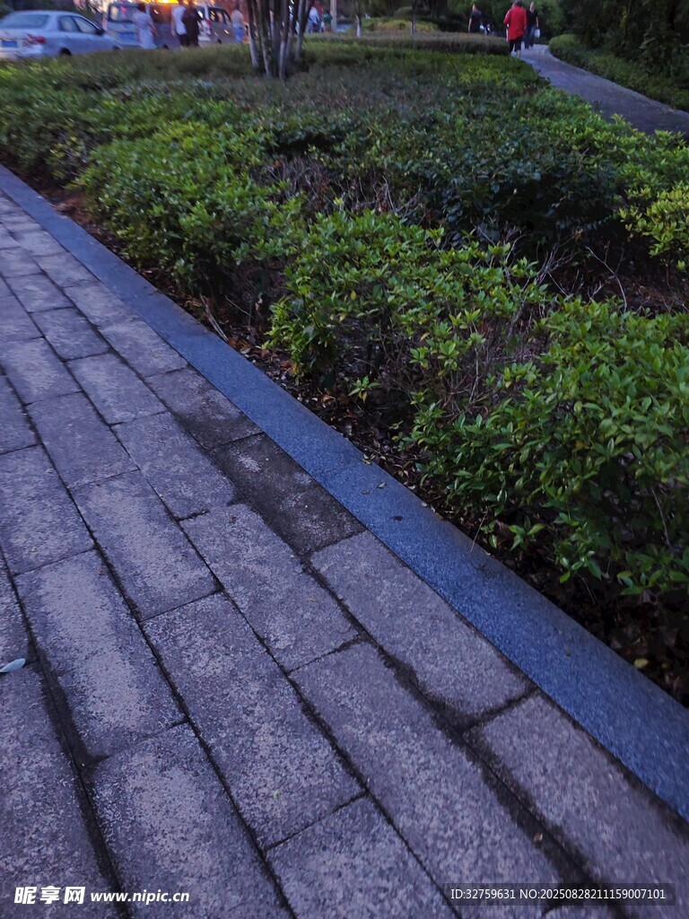 户外砖石小径与绿植景观
