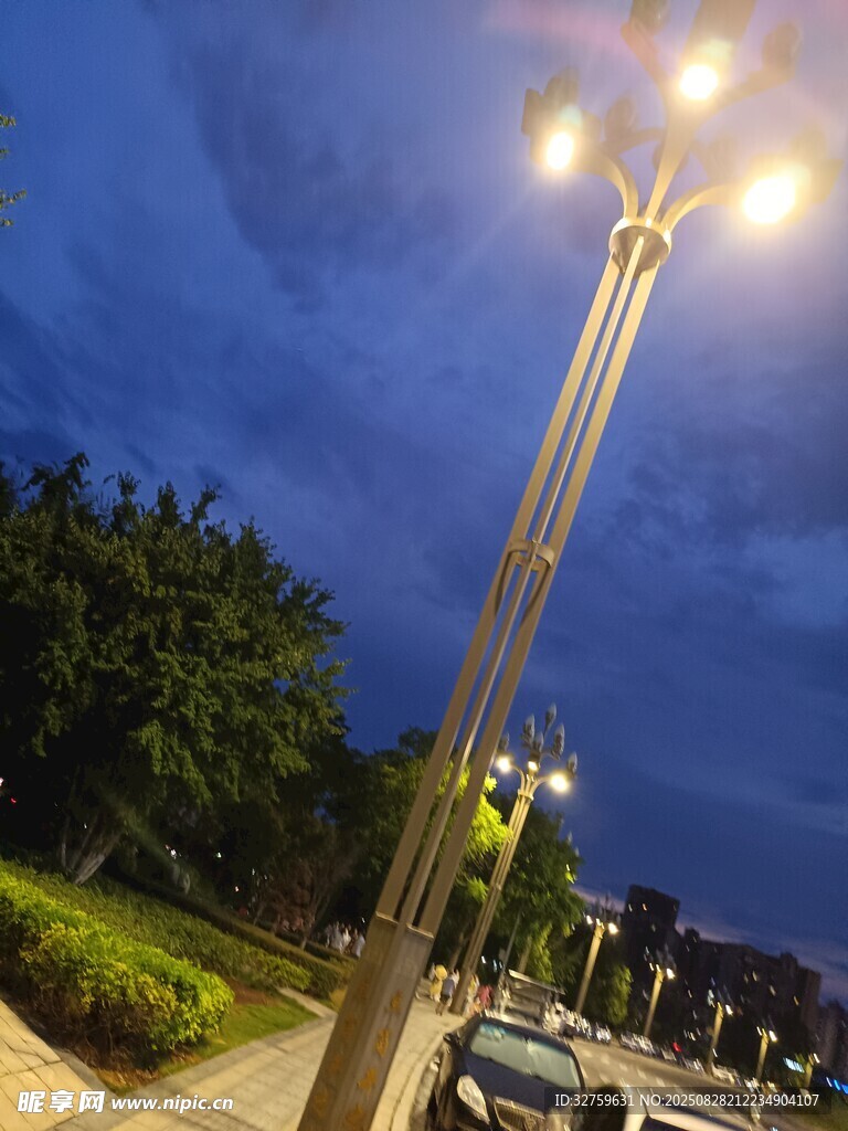 夜幕下的路灯与街道景观