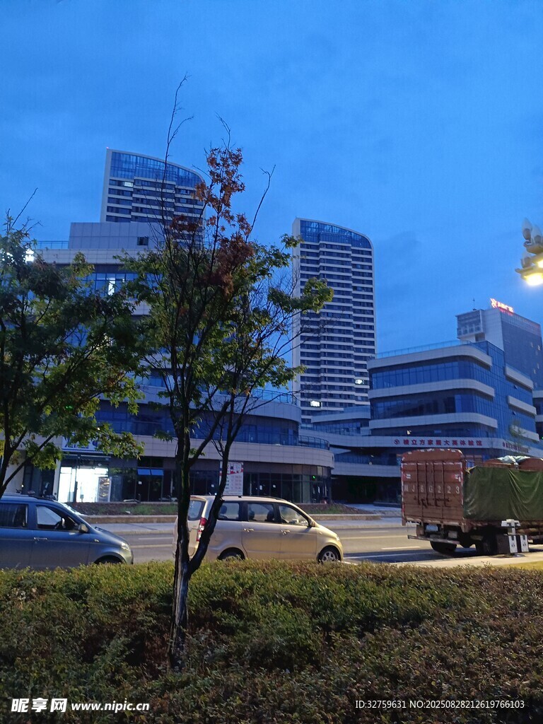 城市黄昏时的现代建筑景观