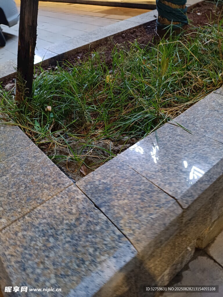 路边花岗岩石凳特写