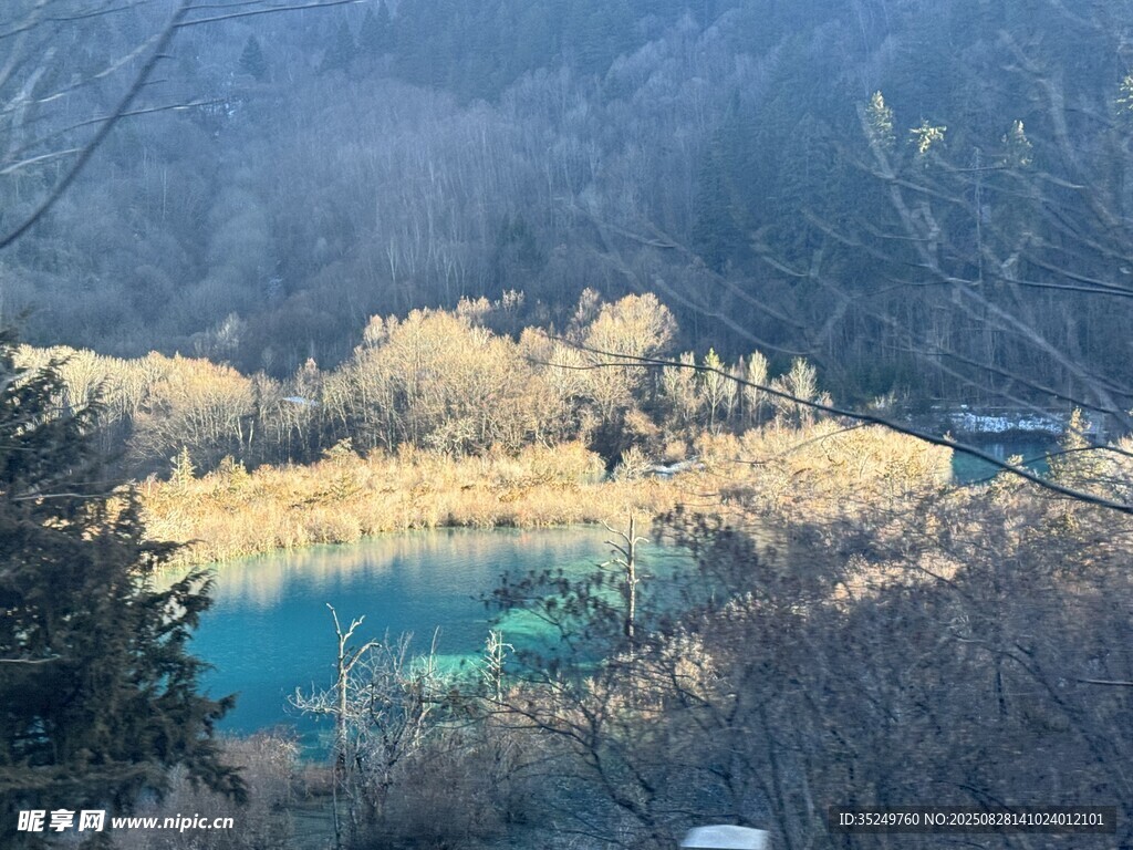 九寨沟 秀丽山水间的澄澈湖泊图