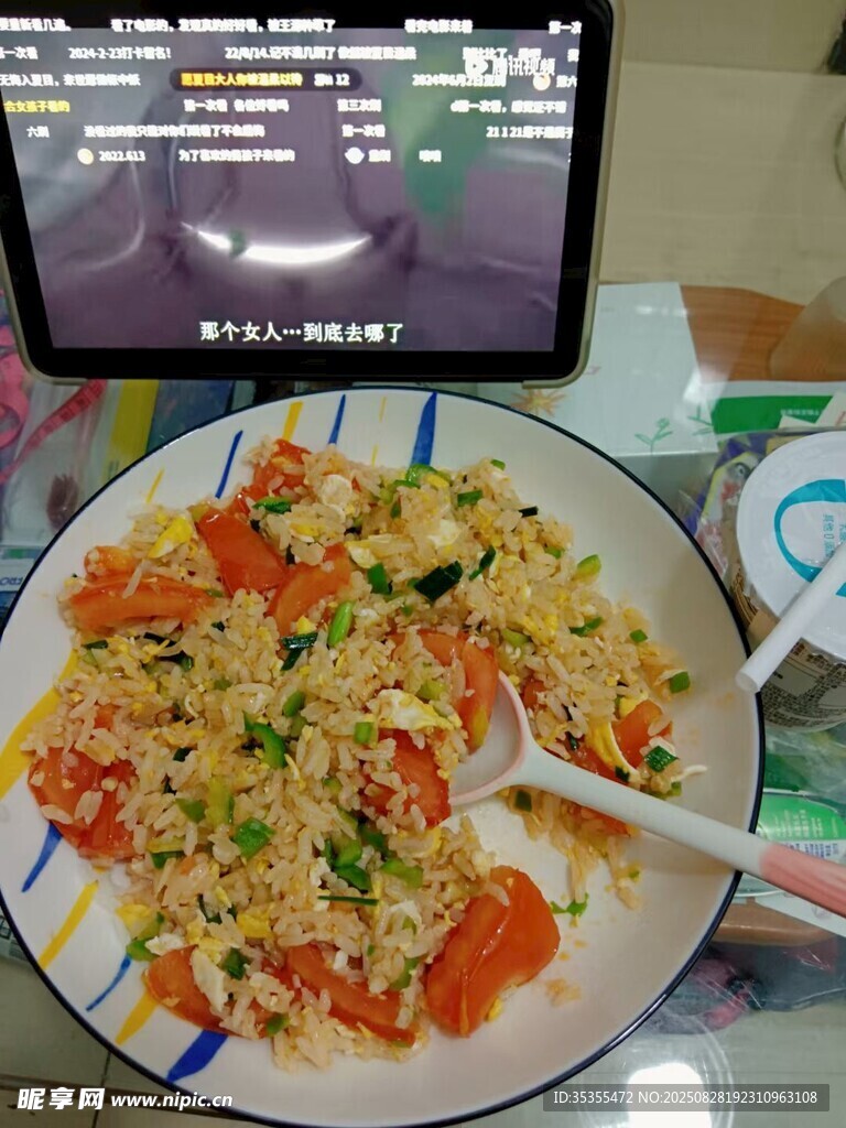 美味炒饭配电视惬意时光