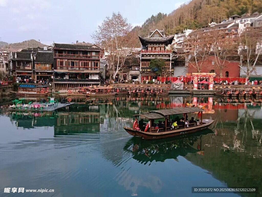 水乡古景小船悠荡于湖面