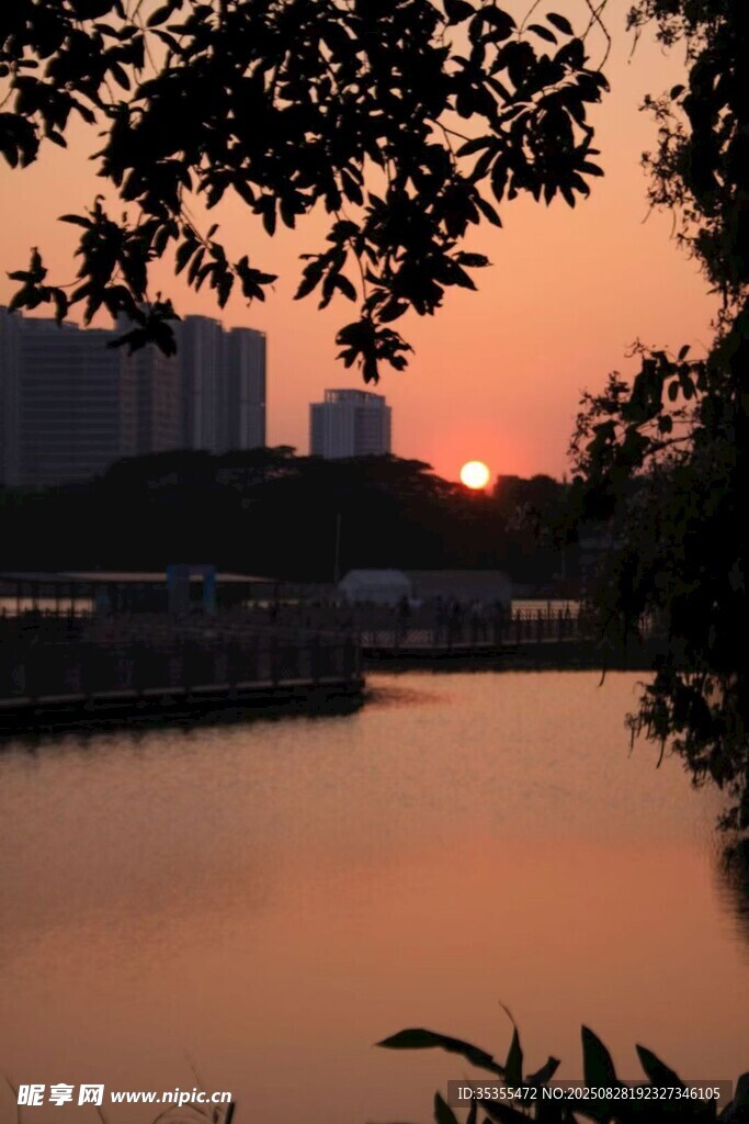湖畔夕阳美景