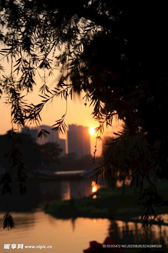 湖畔夕阳美景