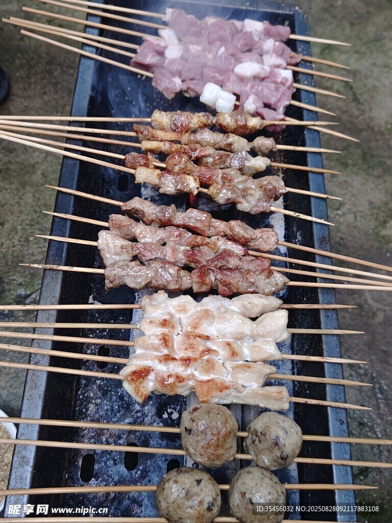 户外美味串串待烤制