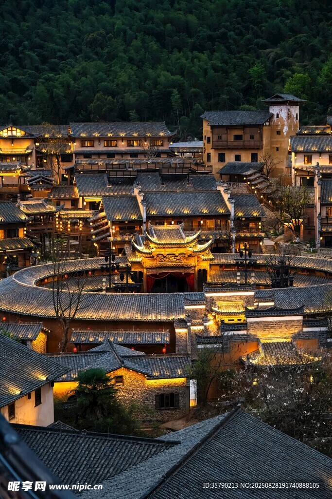 古村落夜景 灯火璀璨迷人