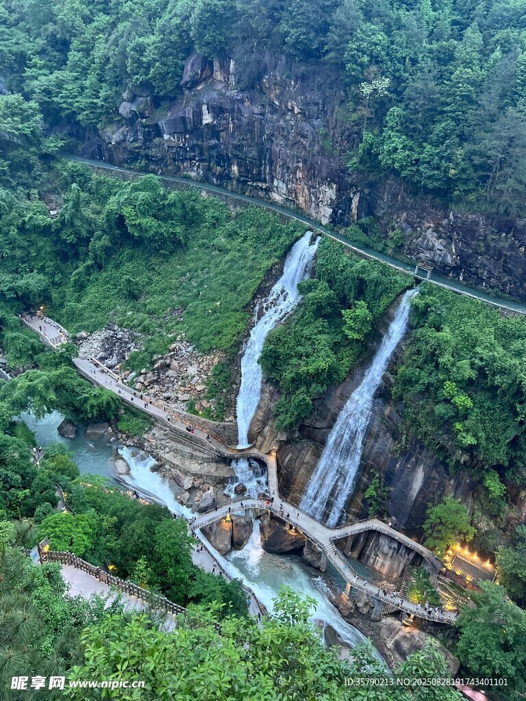 山间壮丽瀑布景观