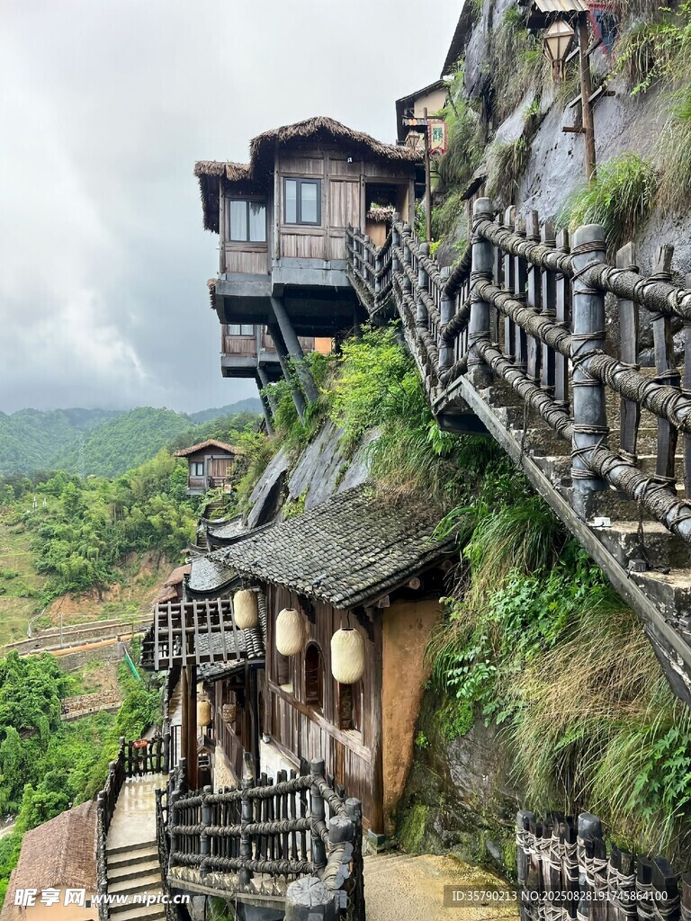 悬崖上的木质建筑奇观
