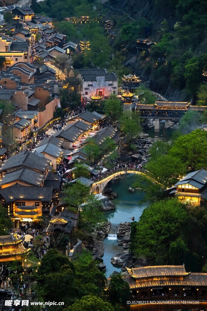 古村夜景 灯火璀璨映山水