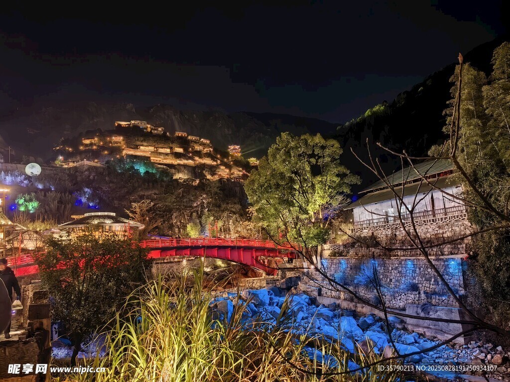 山城夜景璀璨如画