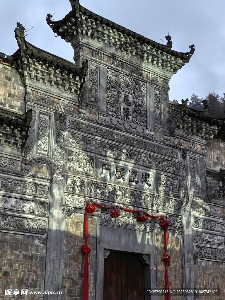 古老中式建筑大门