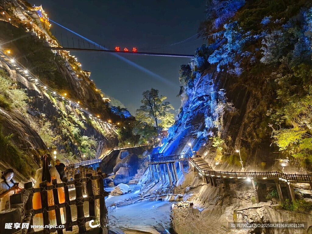 山间夜景灯光秀绚丽夺目