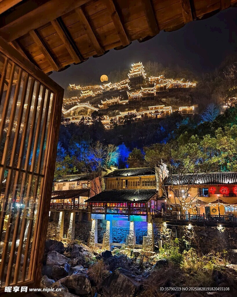 夜赏古景 灯火映照山水间