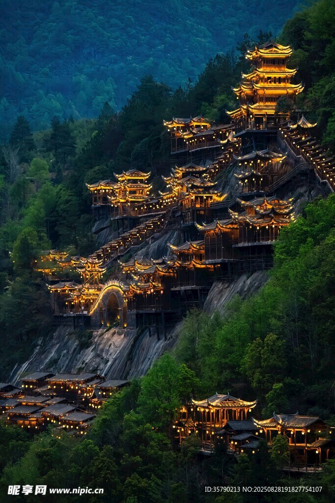 山间金顶古建筑群景观