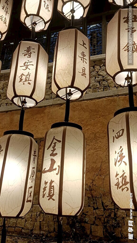 中式古风灯笼悬挂夜景