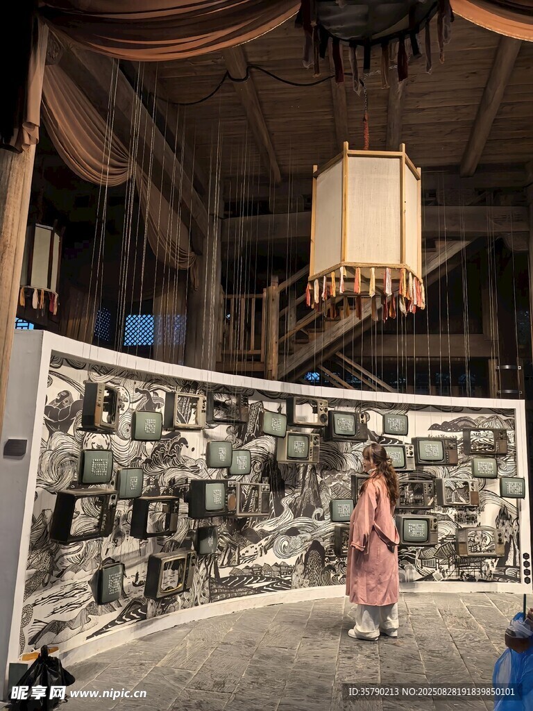 博物馆内女士驻足观展