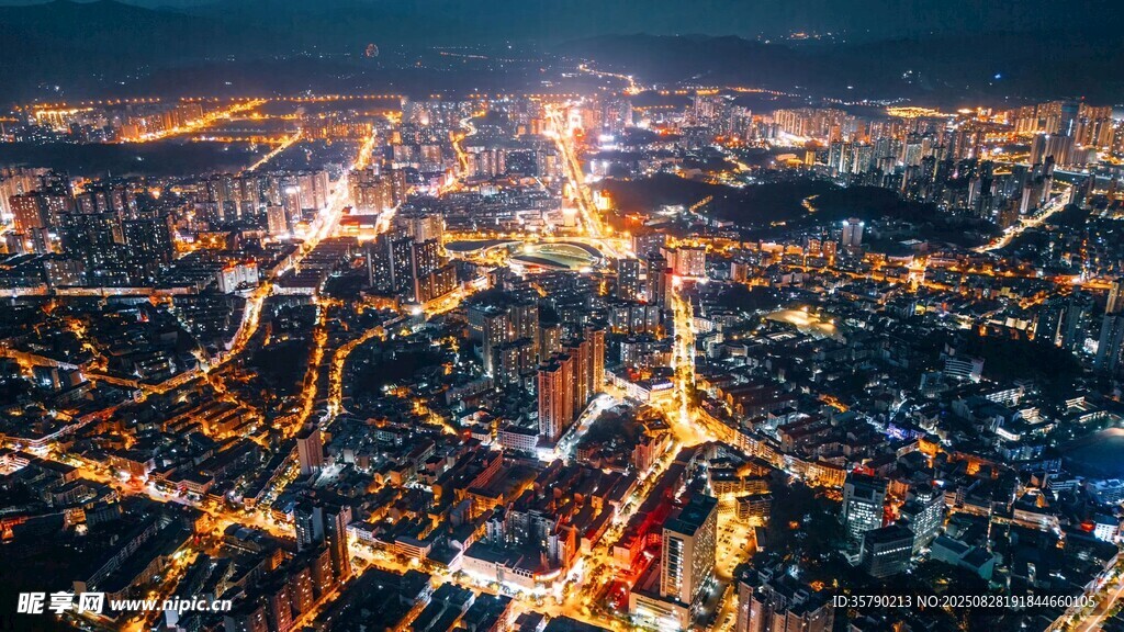 城市璀璨夜景俯瞰图