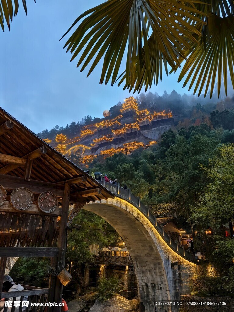 古桥夜色中的山间村落