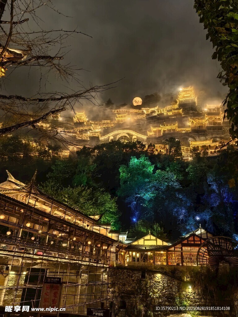 山城夜景璀璨灯火辉煌
