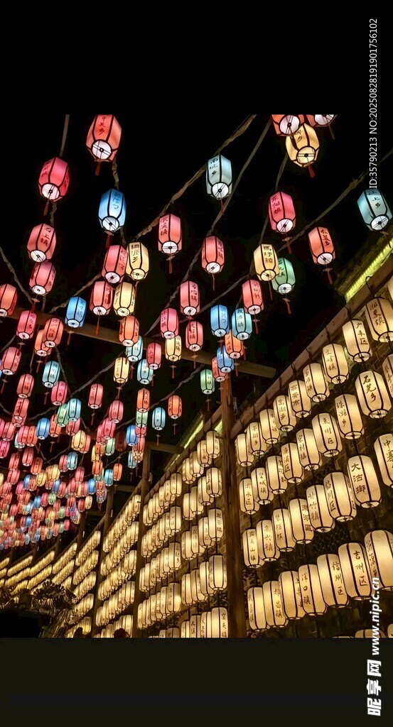 璀璨彩灯装点的梦幻场景