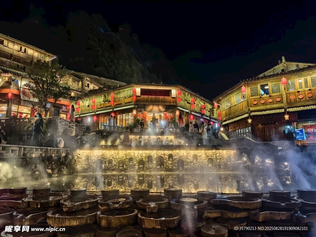 古镇夜景喷泉绚丽景象