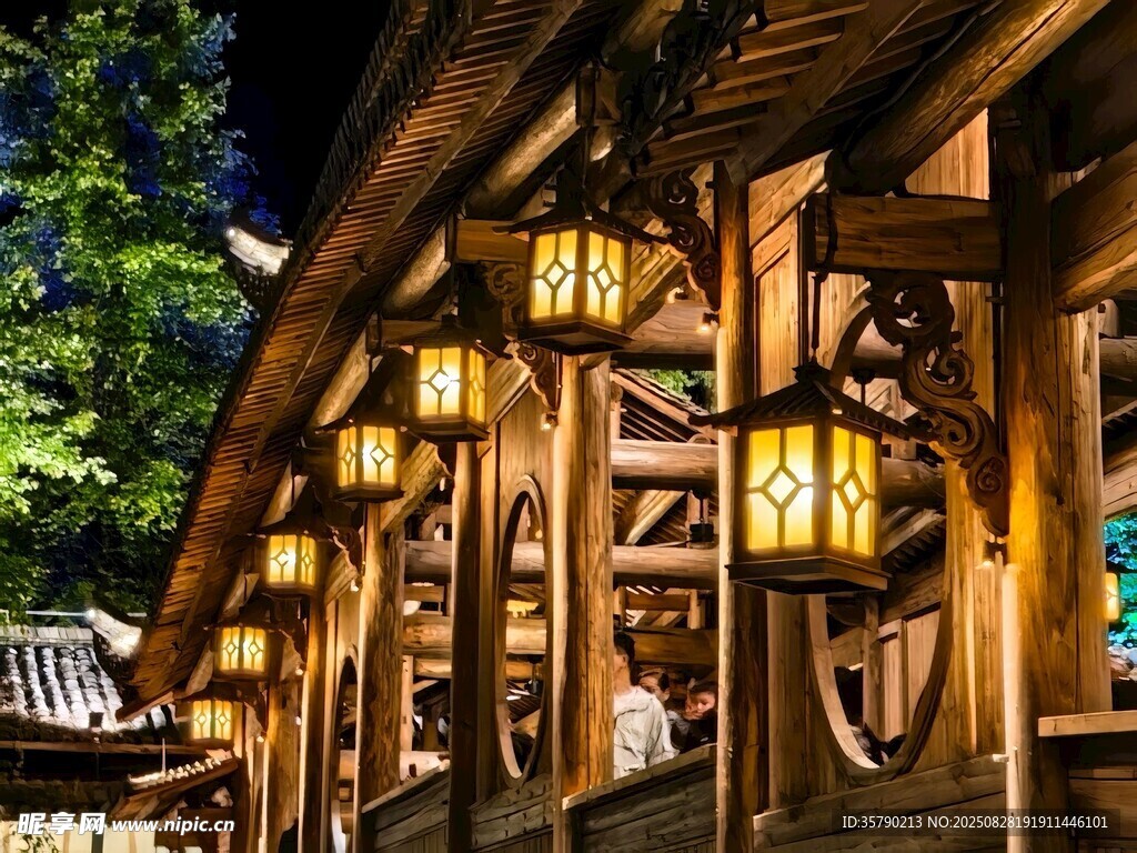 古雅木屋夜景 灯笼添韵