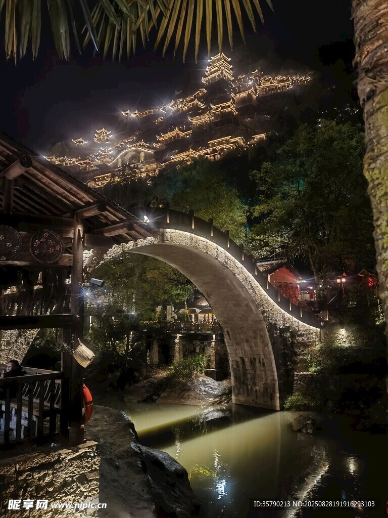 古桥夜景 灯火映照的水乡