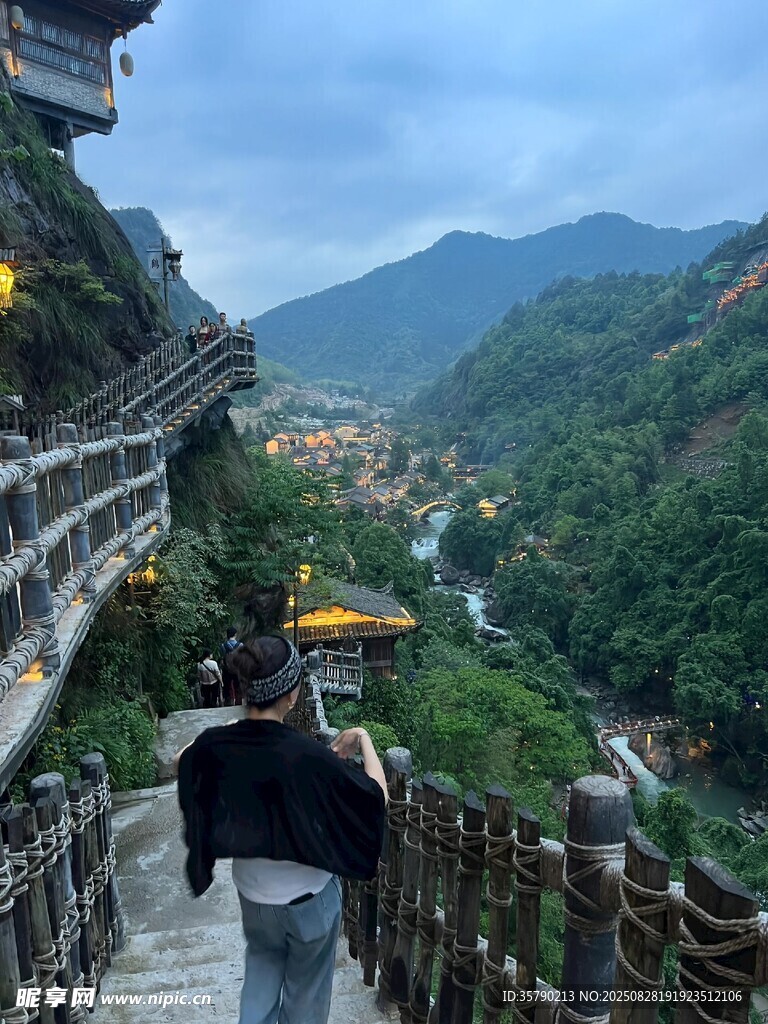 山间栈道上的漫步身影