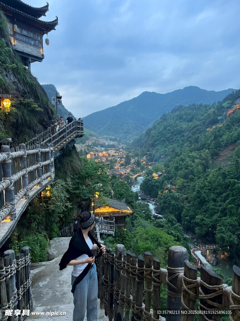 山间栈道上的观景游客