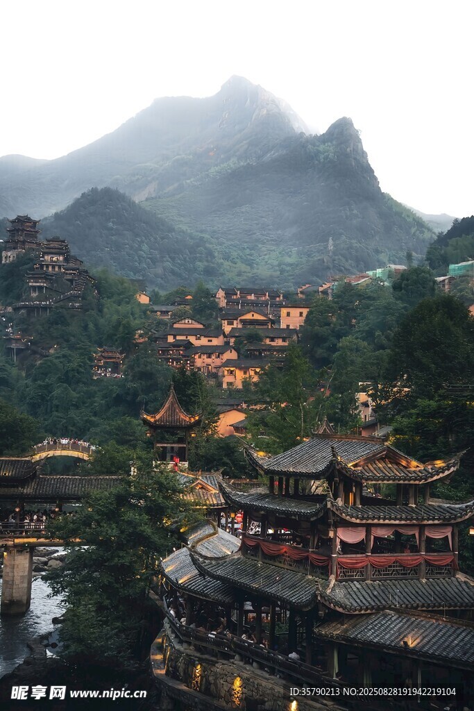 山间古建村落美景