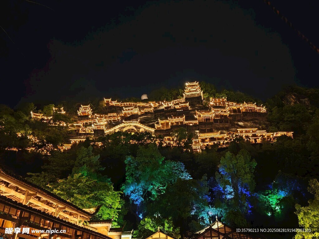 古村落夜景璀璨灯火