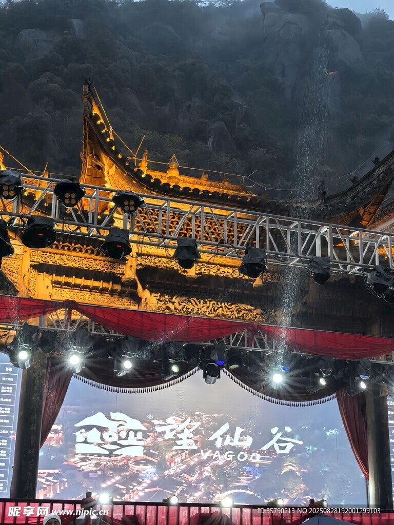 古建舞台夜景璀璨夺目