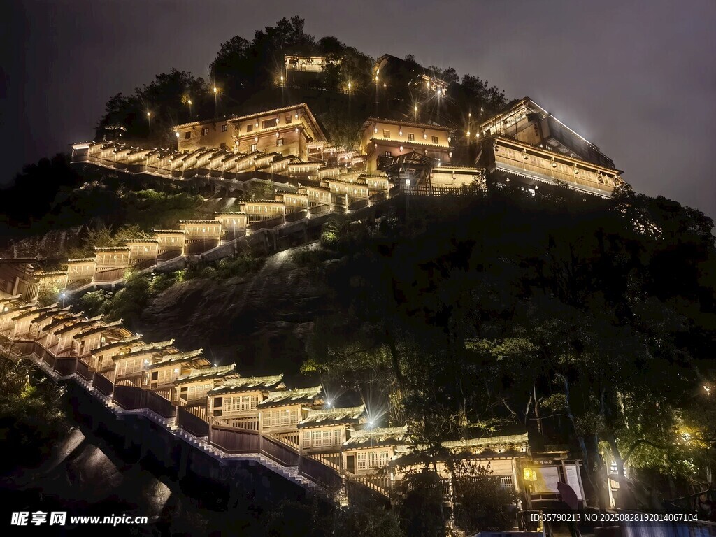 夜晚山间璀璨灯光景观