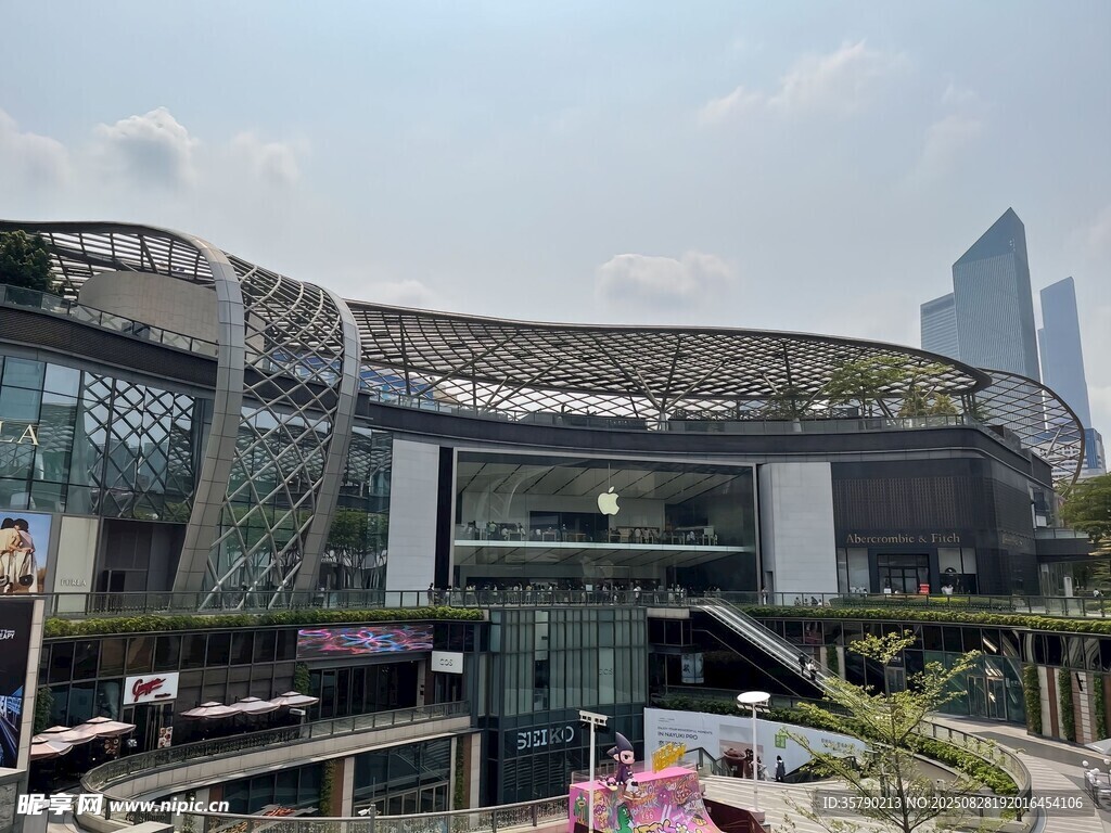 现代风格购物中心外观