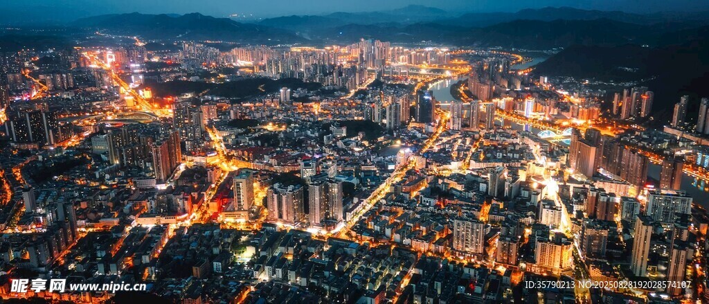 城市璀璨夜景俯瞰图