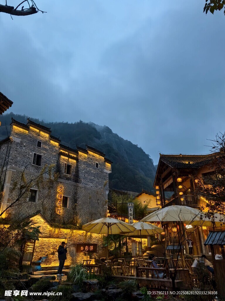 山间古村夜景 灯火阑珊