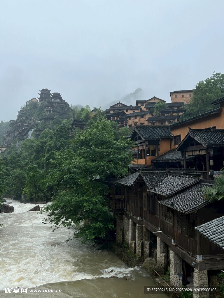 暴雨中河边的古朴村落