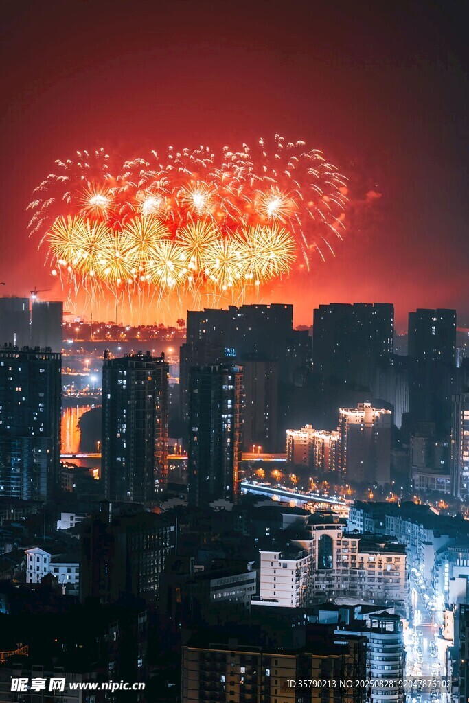 城市夜空绚烂烟花绽放