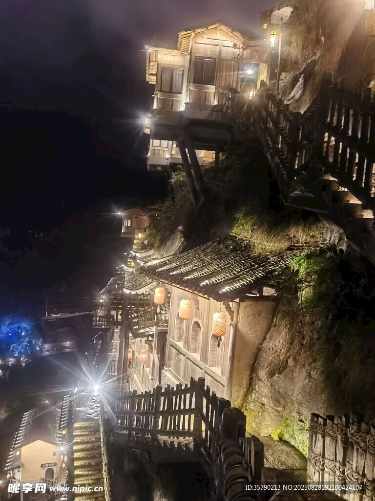 夜晚悬崖上的灯光建筑景观