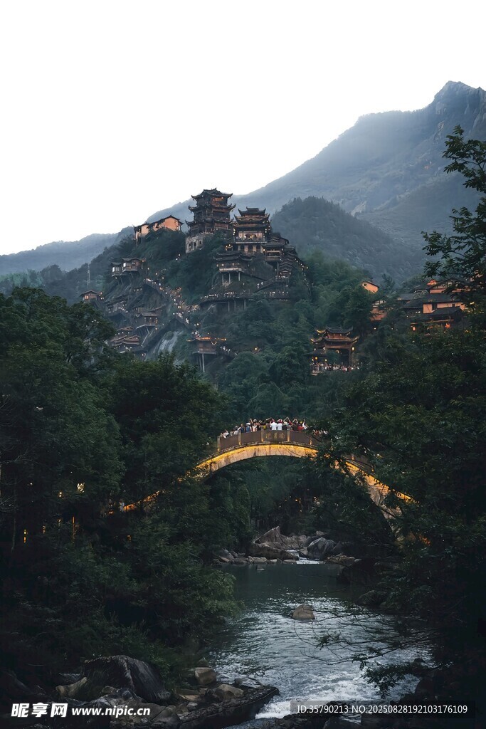 山间桥景 隐于葱茏绿意中