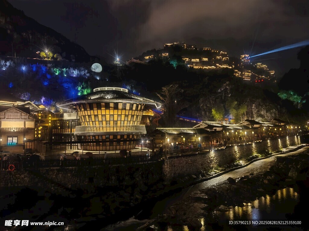 山城夜景璀璨迷人
