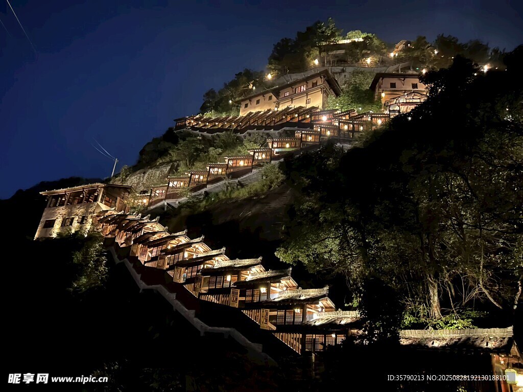 山间夜景中的璀璨建筑群落