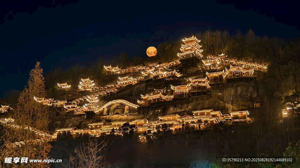 山间夜景灯火璀璨