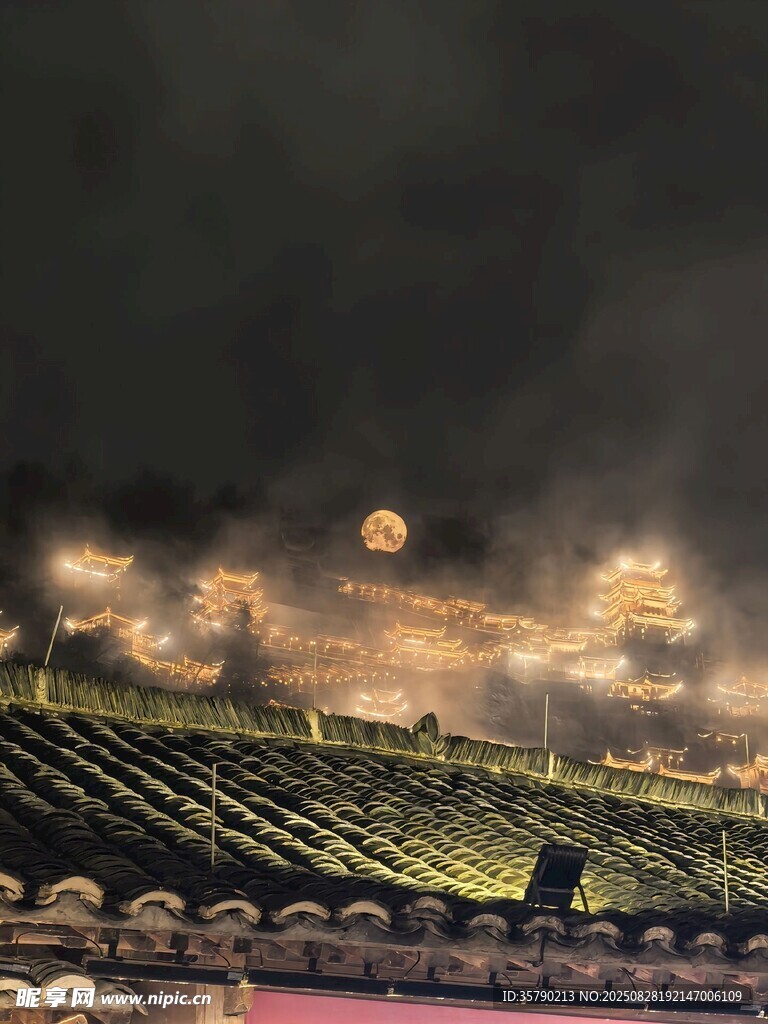 夜幕下的璀璨体育场