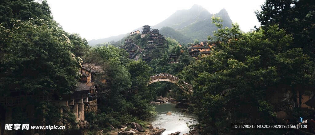 山间溪流美景